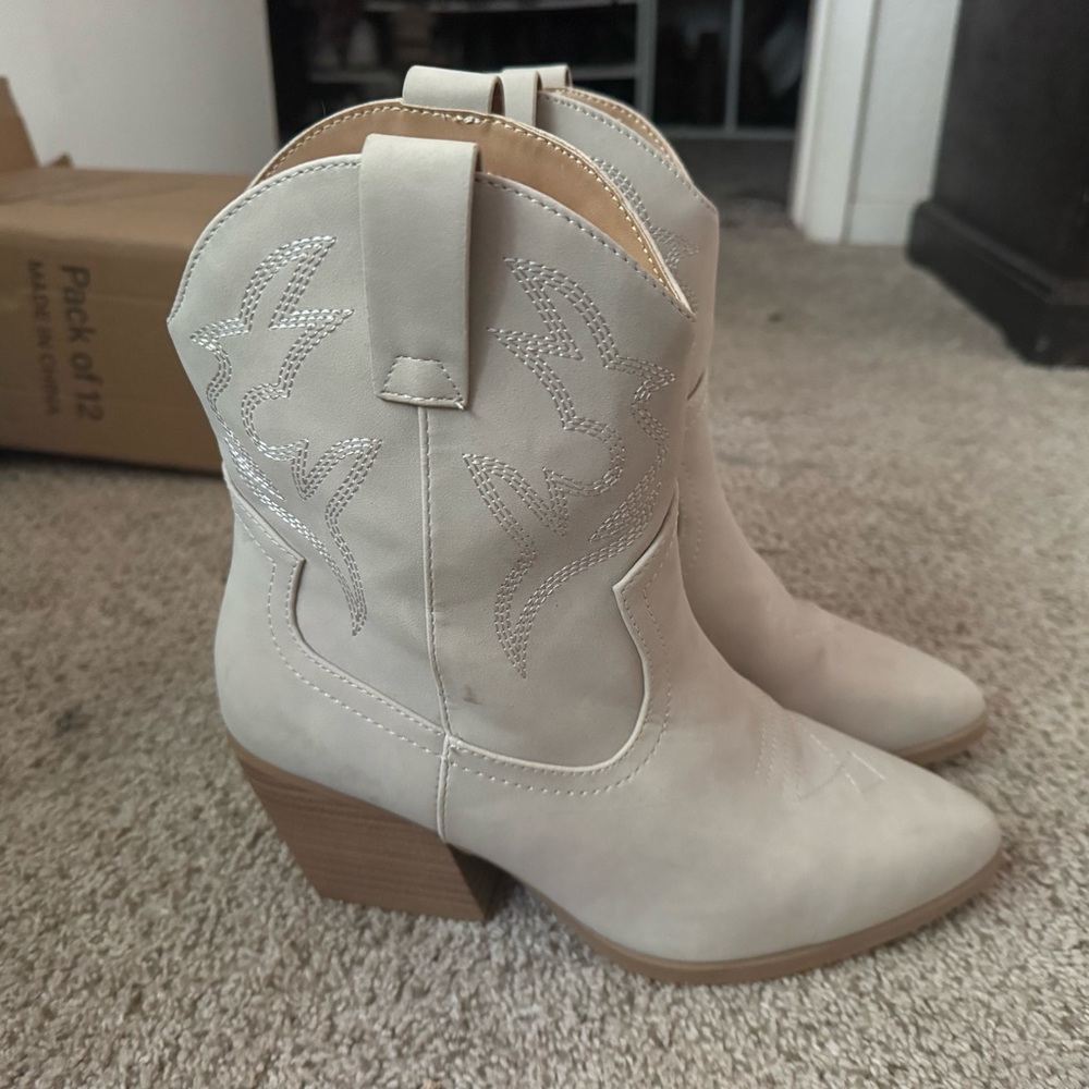 Elegant Women's Heeled Boots - Light Gray